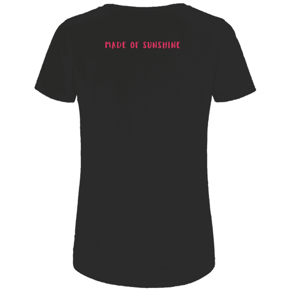 Schwarzes T-Shirt mit pinkfarbenen Made of Sunshine Schriftzug in Schulterhoehe (Rueckseite).