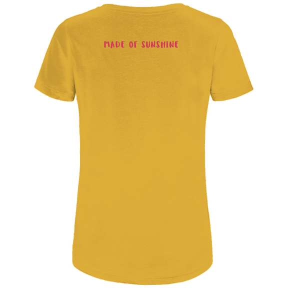Sonnengelbes T-Shirt mit pinkfarbenen Made of Sunshine Schriftzug in Schulterhoehe (Rueckseite).