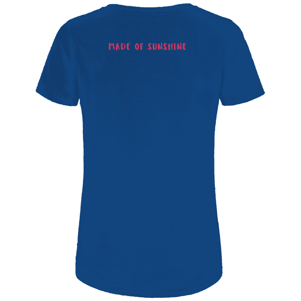 Blaues T-Shirt mit pinkfarbenen Made of Sunshine Schriftzug in Schulterhoehe (Rueckseite).
