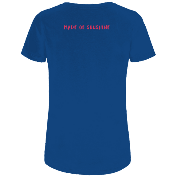 Blaues T-Shirt mit pinkfarbenen Made of Sunshine Schriftzug in Schulterhoehe (Rueckseite).
