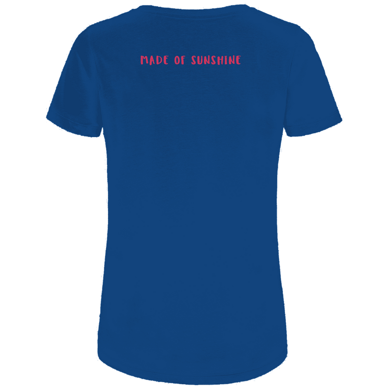Blaues T-Shirt mit pinkfarbenen Made of Sunshine Schriftzug in Schulterhoehe (Rueckseite).