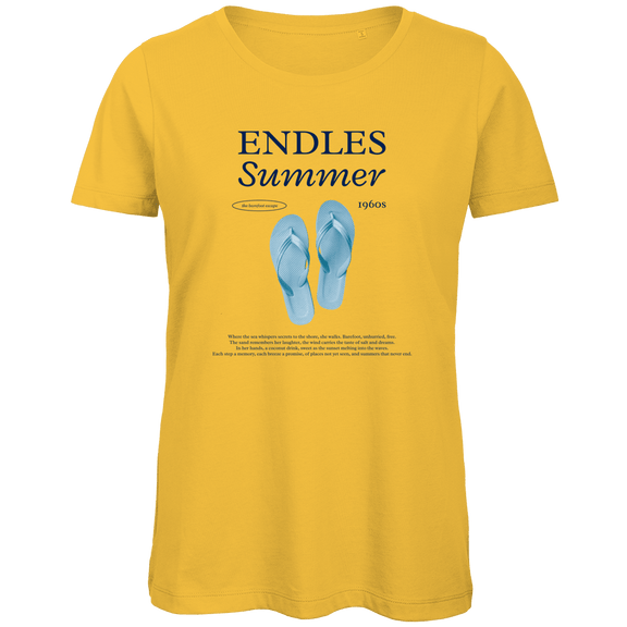 Ein paar hellblaue Flipflops als zentrales Motiv. Grosse blaue Überschrift mit Designnamen. Endles Summer Text darunter.