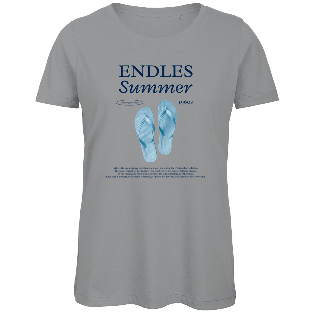 Ein paar hellblaue Flipflops als zentrales Motiv. Grosse blaue Überschrift mit Designnamen. Endles Summer Text darunter.