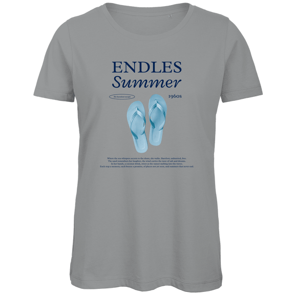 Ein paar hellblaue Flipflops als zentrales Motiv. Grosse blaue Überschrift mit Designnamen. Endles Summer Text darunter.