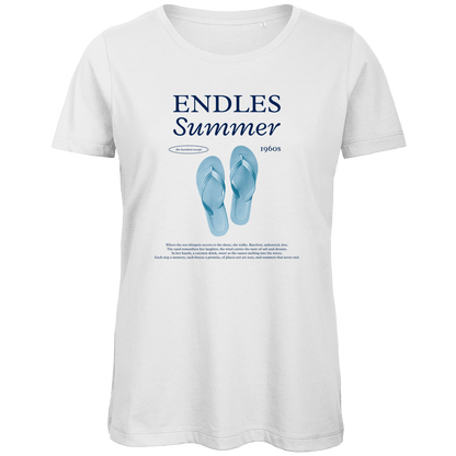 Ein paar hellblaue Flipflops als zentrales Motiv. Grosse blaue Überschrift mit Designnamen. Endles Summer Text darunter.