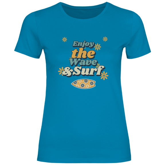 Enjoy the Wave and Surf Design mit Retro Schriftzug, Blumenmotiven und Surfboard Illustration.