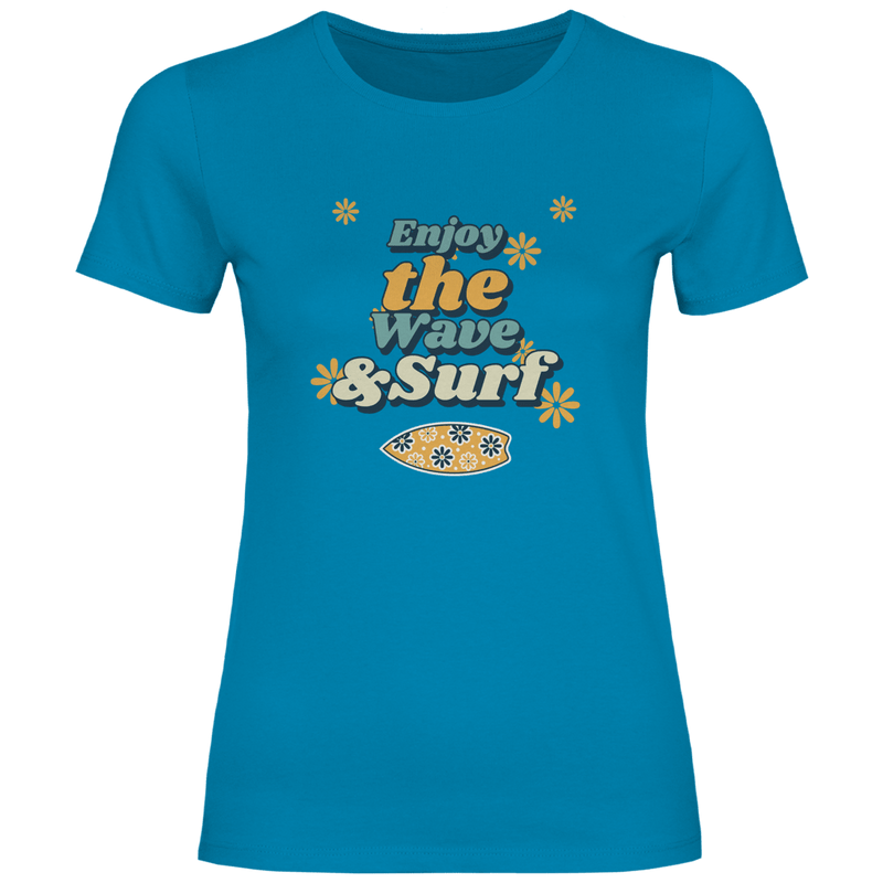 Enjoy the Wave and Surf Design mit Retro Schriftzug, Blumenmotiven und Surfboard Illustration.