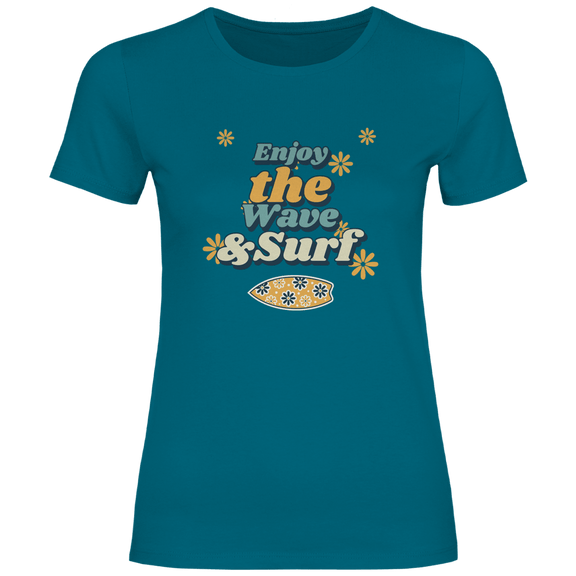 Enjoy the Wave and Surf Design mit Retro Schriftzug, Blumenmotiven und Surfboard Illustration.