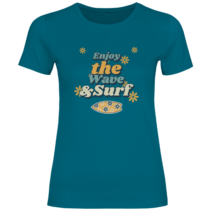 Enjoy the Wave and Surf Design mit Retro Schriftzug, Blumenmotiven und Surfboard Illustration.
