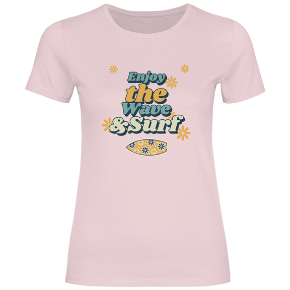 Enjoy the Wave and Surf Design mit Retro Schriftzug, Blumenmotiven und Surfboard Illustration.
