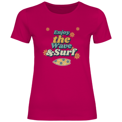 Enjoy the Wave and Surf Design mit Retro Schriftzug, Blumenmotiven und Surfboard Illustration.