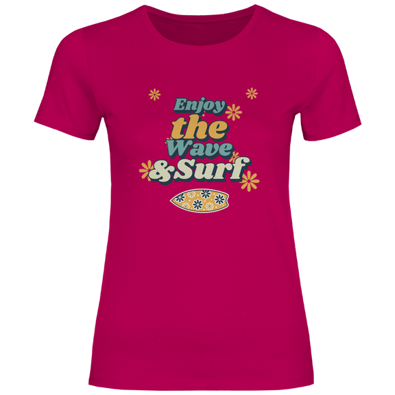 Enjoy the Wave and Surf Design mit Retro Schriftzug, Blumenmotiven und Surfboard Illustration.