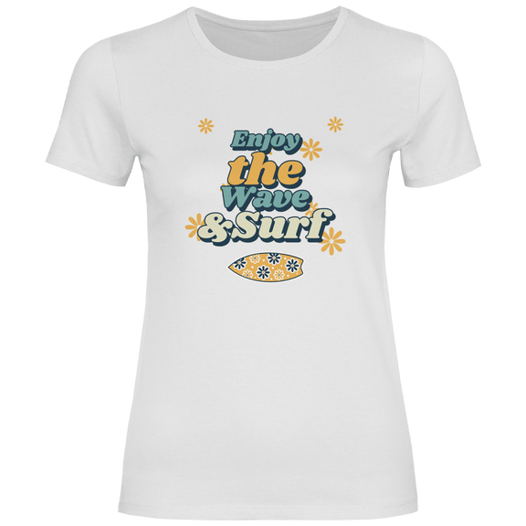 Enjoy the Wave and Surf Design mit Retro Schriftzug, Blumenmotiven und Surfboard Illustration.