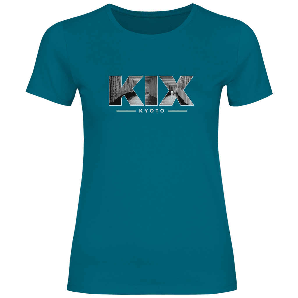 Türkisfarbenes Shirt mit drei Buchstaben des Flughafencode. Overlay der Buchstaben ein Bild in schwarz/weiß von Kyoto.