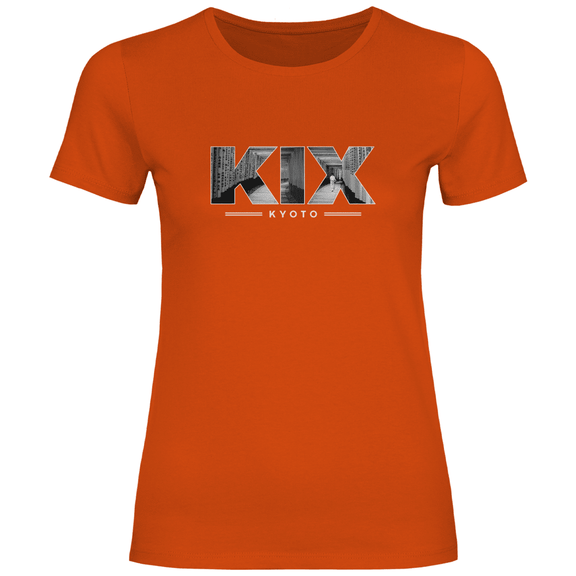 Orangefarbenes Shirt mit drei Buchstaben des Flughafencode. Overlay der Buchstaben ein Bild in schwarz/weiß von Kyoto.