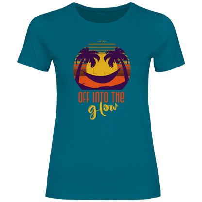 Retro Sonnenuntergang mit Palmen und Schriftzug OFF INTO THE GLOW. Travel Design im Vintage Style auf blaugrünem TShirt.