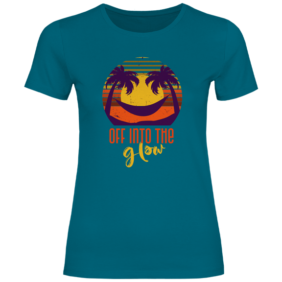 Retro Sonnenuntergang mit Palmen und Schriftzug OFF INTO THE GLOW. Travel Design im Vintage Style auf blaugrünem TShirt.