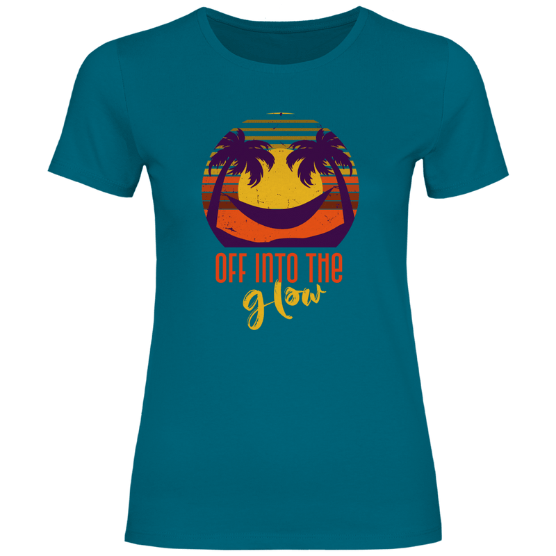 Retro Sonnenuntergang mit Palmen und Schriftzug OFF INTO THE GLOW. Travel Design im Vintage Style auf blaugrünem TShirt.