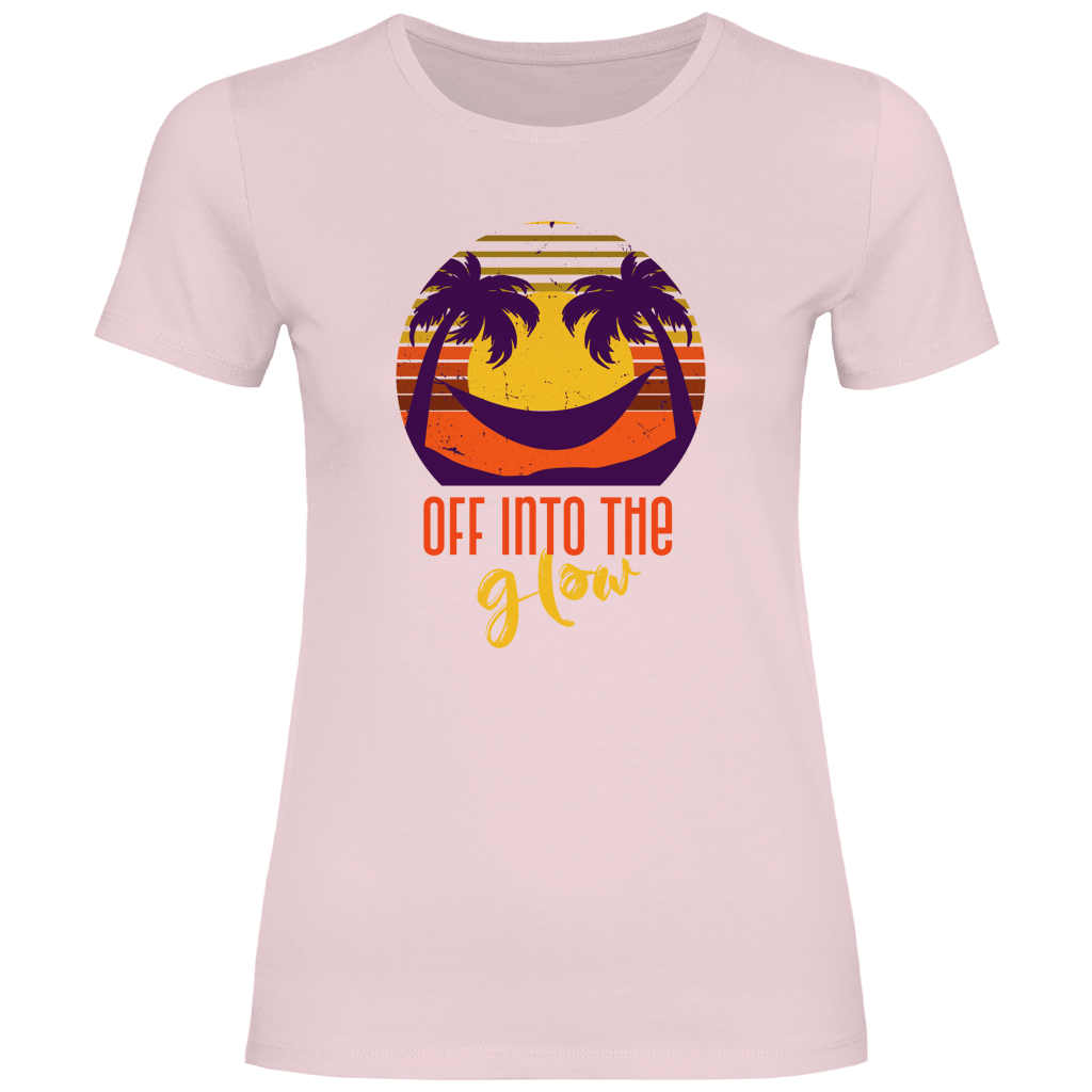 Retro Sonnenuntergang mit Palmen und Schriftzug OFF INTO THE GLOW. Travel Design im Vintage Style auf zartrosa TShirt.