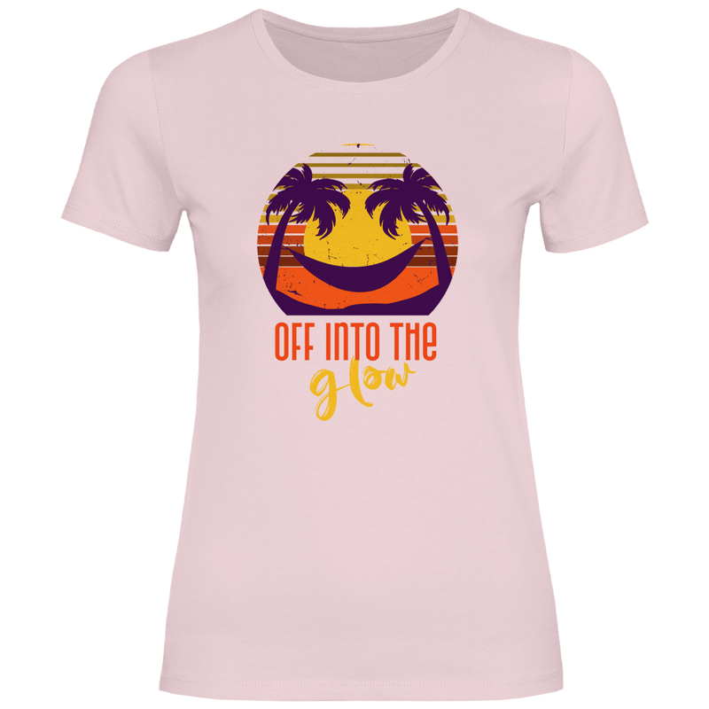 Retro Sonnenuntergang mit Palmen und Schriftzug OFF INTO THE GLOW. Travel Design im Vintage Style auf zartrosa TShirt.