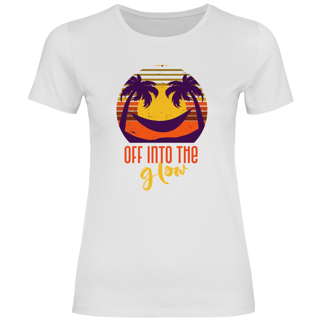 Retro Sonnenuntergang mit Palmen und Schriftzug OFF INTO THE GLOW. Travel Design im Vintage Style auf weissem TShirt.