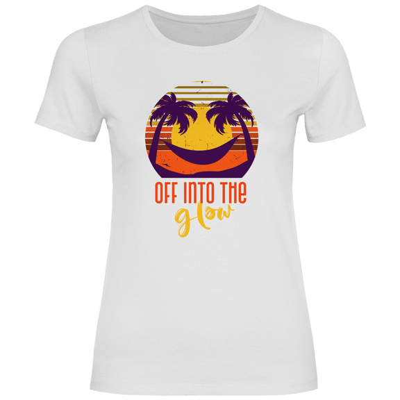 Retro Sonnenuntergang mit Palmen und Schriftzug OFF INTO THE GLOW. Travel Design im Vintage Style auf weissem TShirt.