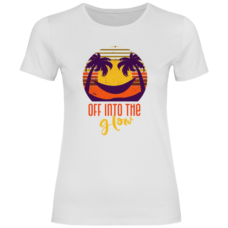 Retro Sonnenuntergang mit Palmen und Schriftzug OFF INTO THE GLOW. Travel Design im Vintage Style auf weissem TShirt.