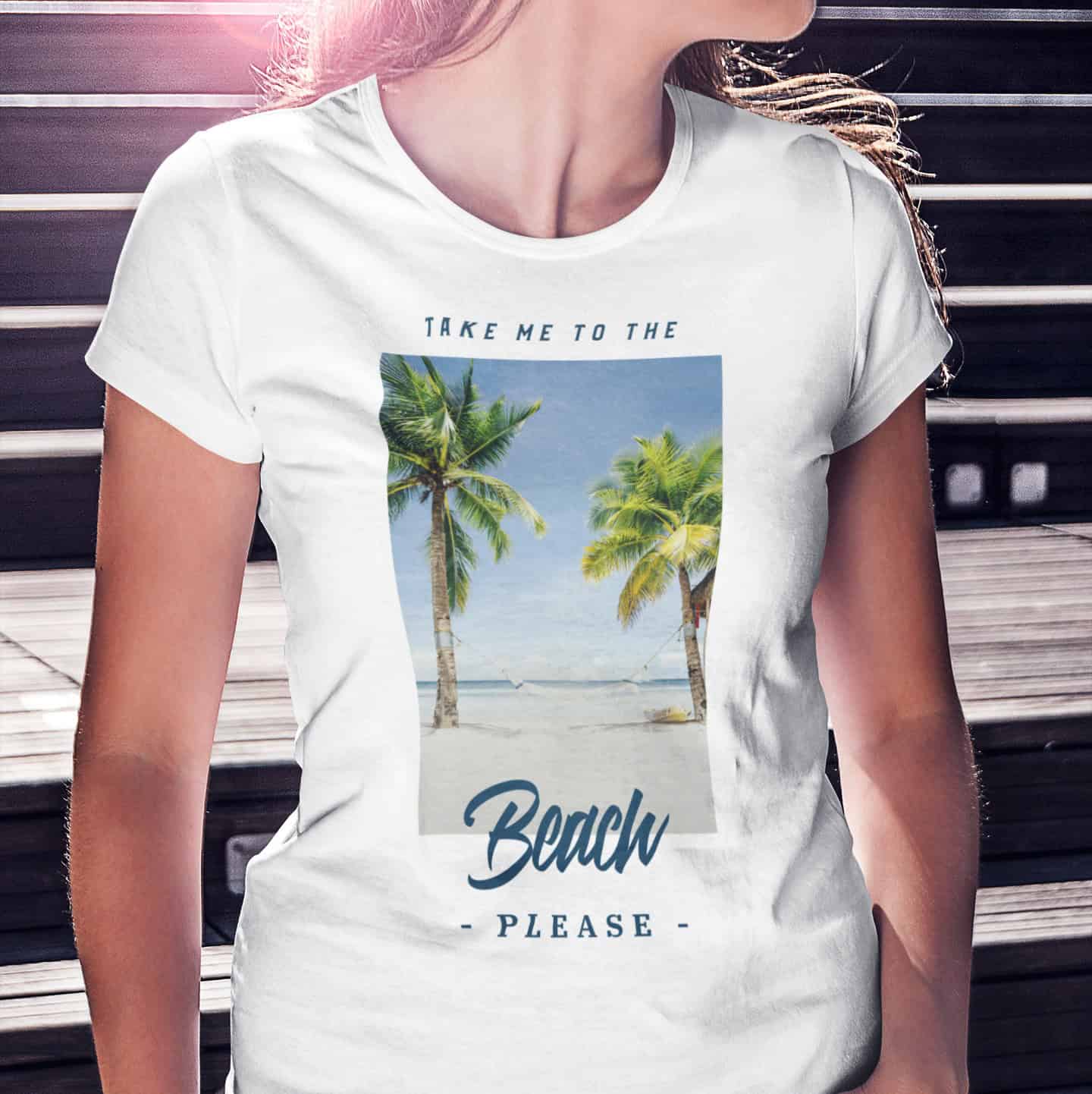 Junge Frau mit langem Haar steht im Scheinwerferlicht vor einer Treppe. Sie trägt einen weißes T-Shirt mit Design.