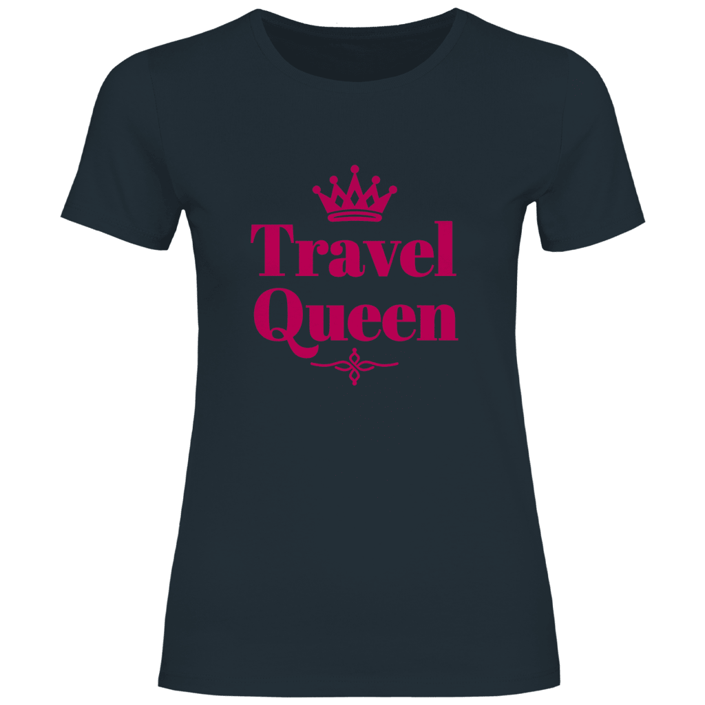 Travel Queen Schriftzug mit Krone in Pink. Reise Statement Design von travelPrint4U auf dunkelgrauem T-Shirt.