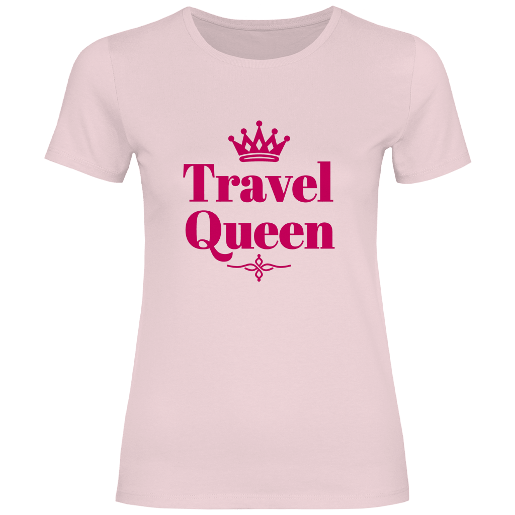Travel Queen Schriftzug mit Krone in Pink. Reise Statement Design von travelPrint4U auf hellrosa T-Shirt.