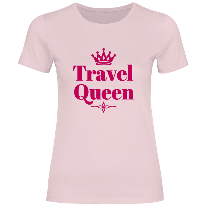 Travel Queen Schriftzug mit Krone in Pink. Reise Statement Design von travelPrint4U auf hellrosa T-Shirt.