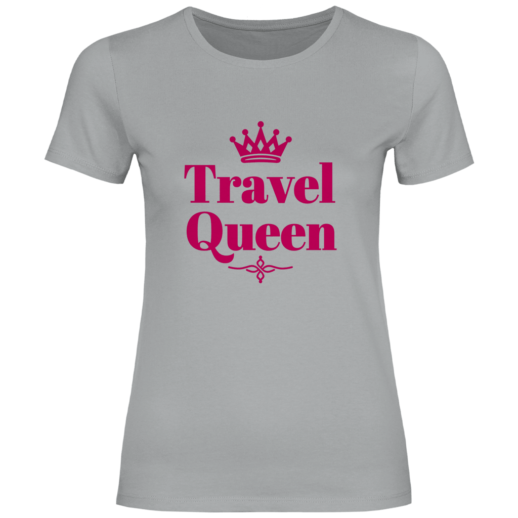 Travel Queen Schriftzug mit Krone in Pink. Reise Statement Design von travelPrint4U auf hellgrauem T-Shirt.