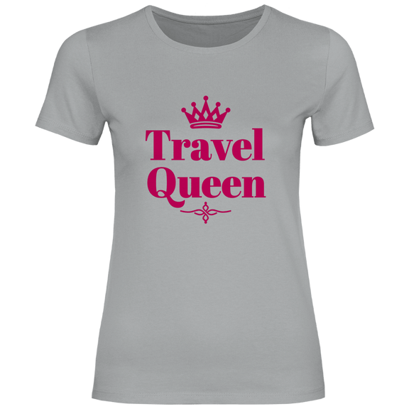Travel Queen Schriftzug mit Krone in Pink. Reise Statement Design von travelPrint4U auf hellgrauem T-Shirt.