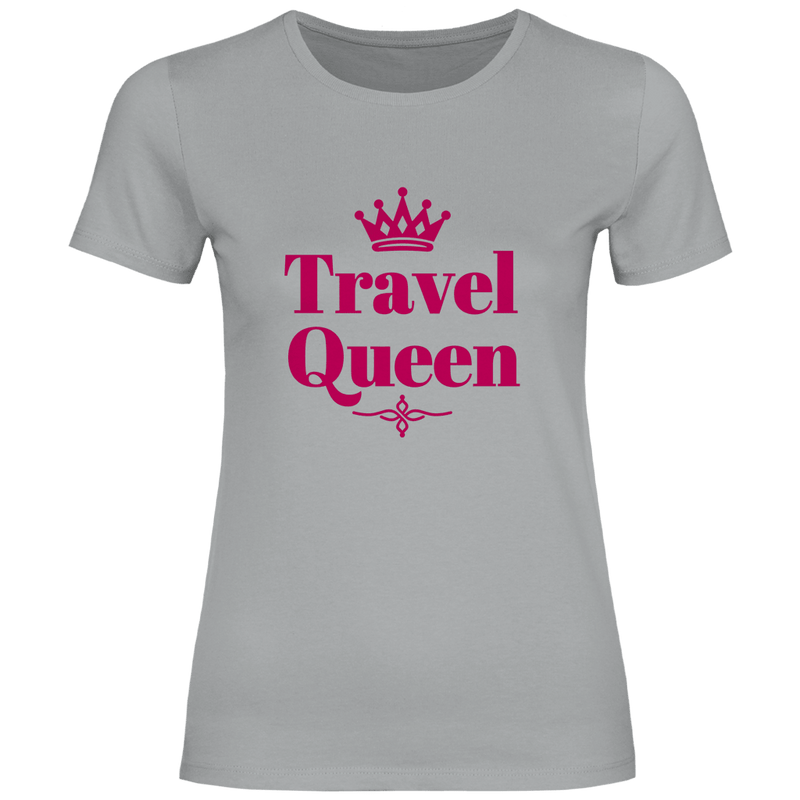 Travel Queen Schriftzug mit Krone in Pink. Reise Statement Design von travelPrint4U auf hellgrauem T-Shirt.