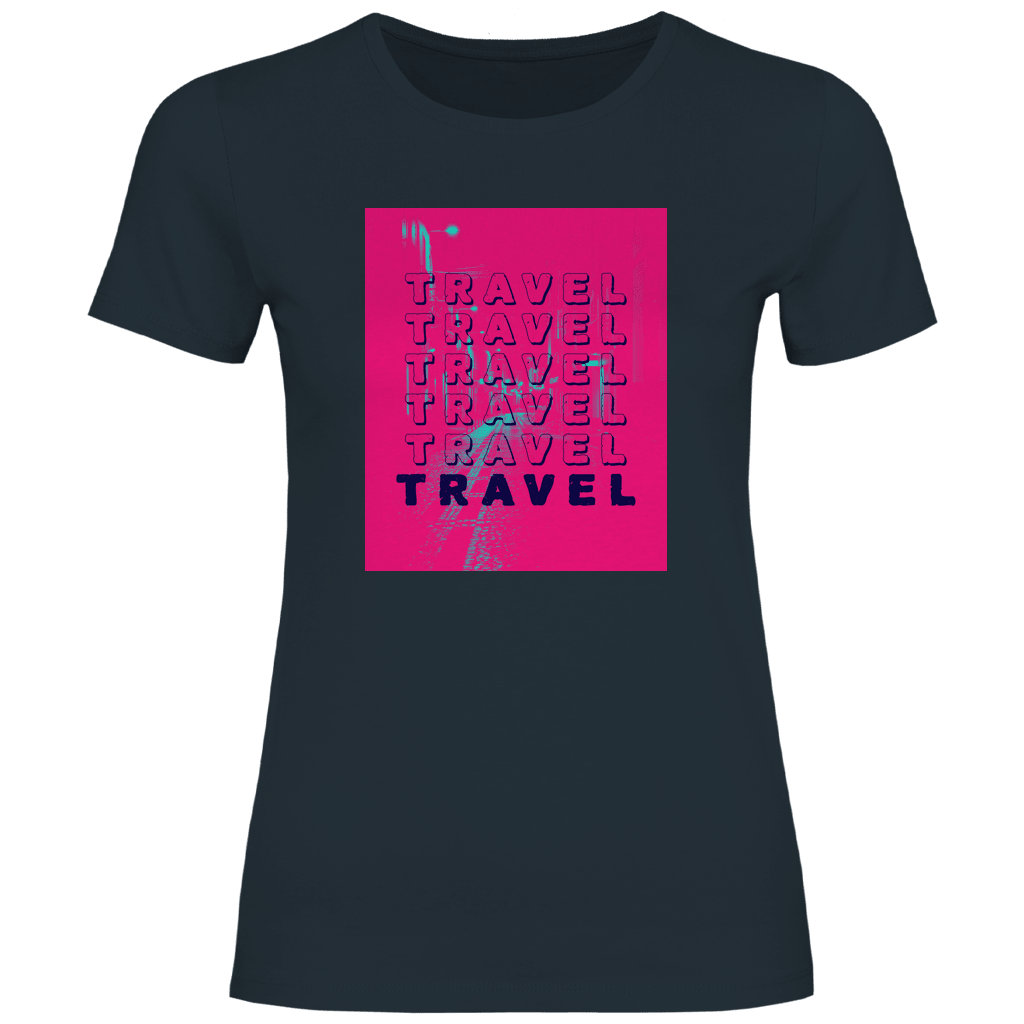 Travel Travel Travel Schriftzug im modernen Pop-Art Stil auf pinkem Hintergrund mit urbanem Street-Motiv.