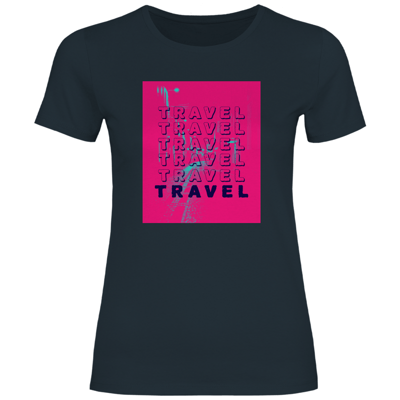 Travel Travel Travel Schriftzug im modernen Pop-Art Stil auf pinkem Hintergrund mit urbanem Street-Motiv.