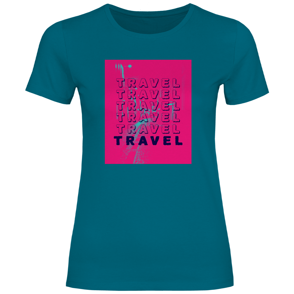 Travel Travel Travel Schriftzug im modernen Pop-Art Stil auf pinkem Hintergrund mit urbanem Street-Motiv.