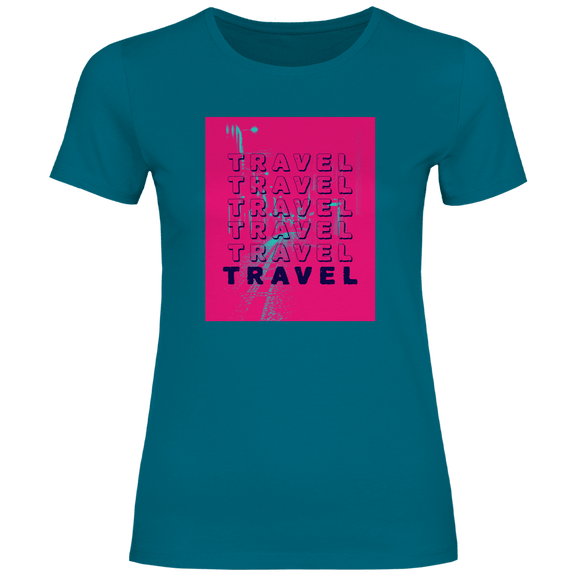 Travel Travel Travel Schriftzug im modernen Pop-Art Stil auf pinkem Hintergrund mit urbanem Street-Motiv.
