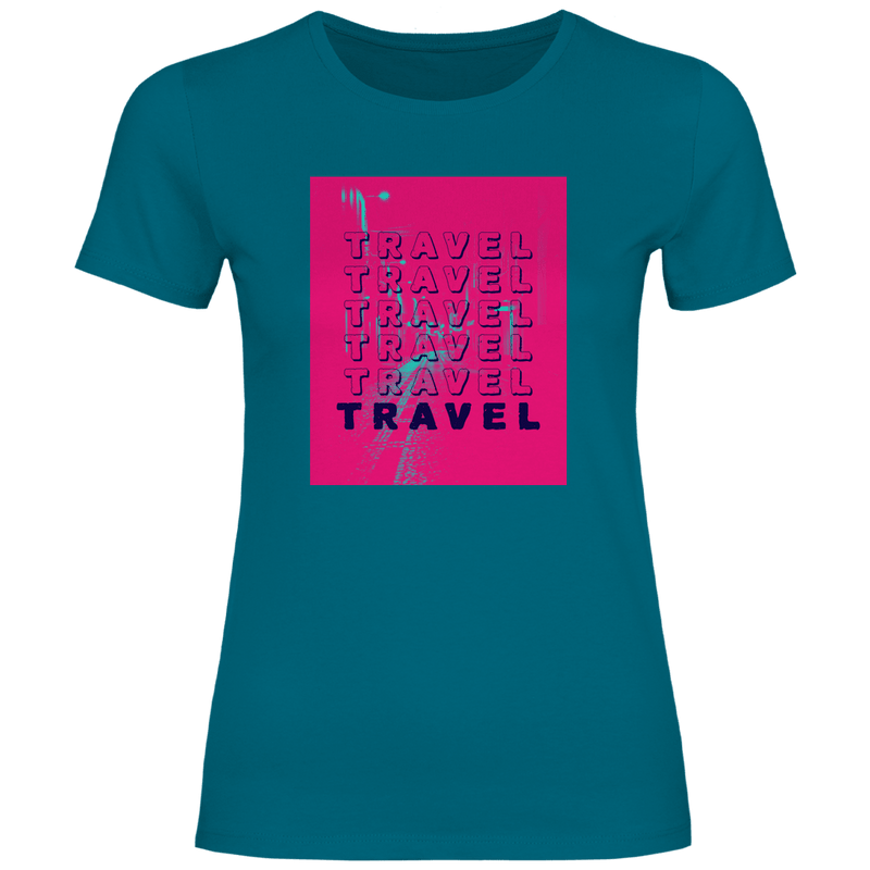 Travel Travel Travel Schriftzug im modernen Pop-Art Stil auf pinkem Hintergrund mit urbanem Street-Motiv.