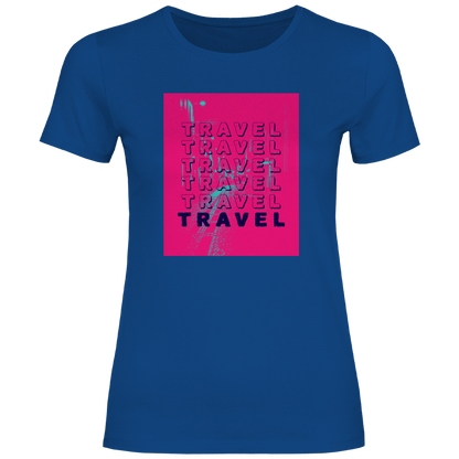 Travel Travel Travel Schriftzug im modernen Pop-Art Stil auf pinkem Hintergrund mit urbanem Street-Motiv.