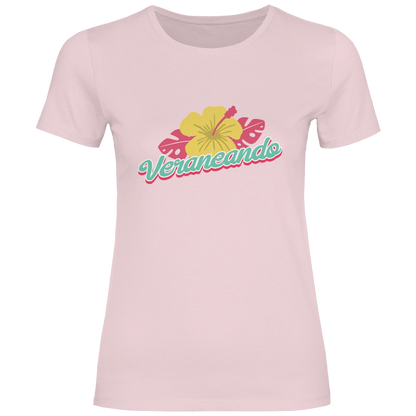 Veraneando Travel Design mit Hibiskusblüte, tropischen Blättern und handschriftlichem Veraneando Schriftzug.