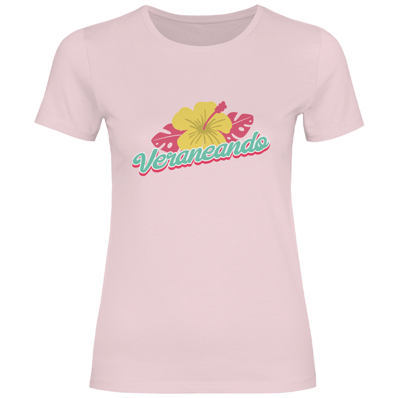 Veraneando Travel Design mit Hibiskusblüte, tropischen Blättern und handschriftlichem Veraneando Schriftzug.