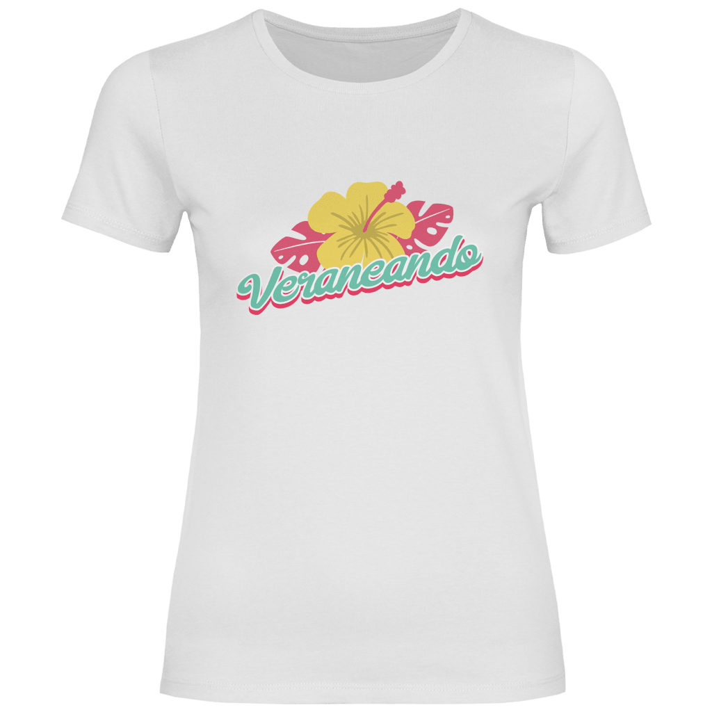 Veraneando Travel Design mit Hibiskusblüte, tropischen Blättern und handschriftlichem Veraneando Schriftzug.