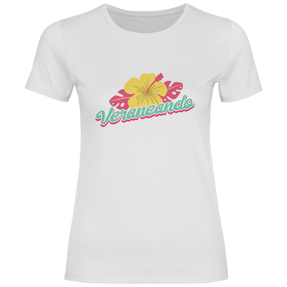 Veraneando Travel Design mit Hibiskusblüte, tropischen Blättern und handschriftlichem Veraneando Schriftzug.