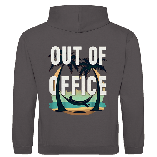 Herren Hoodie in der Farbe Charcoal Heather mit OUT OF OFFICE Design. Fernweh zum Anziehen mit travelPrint4U.de