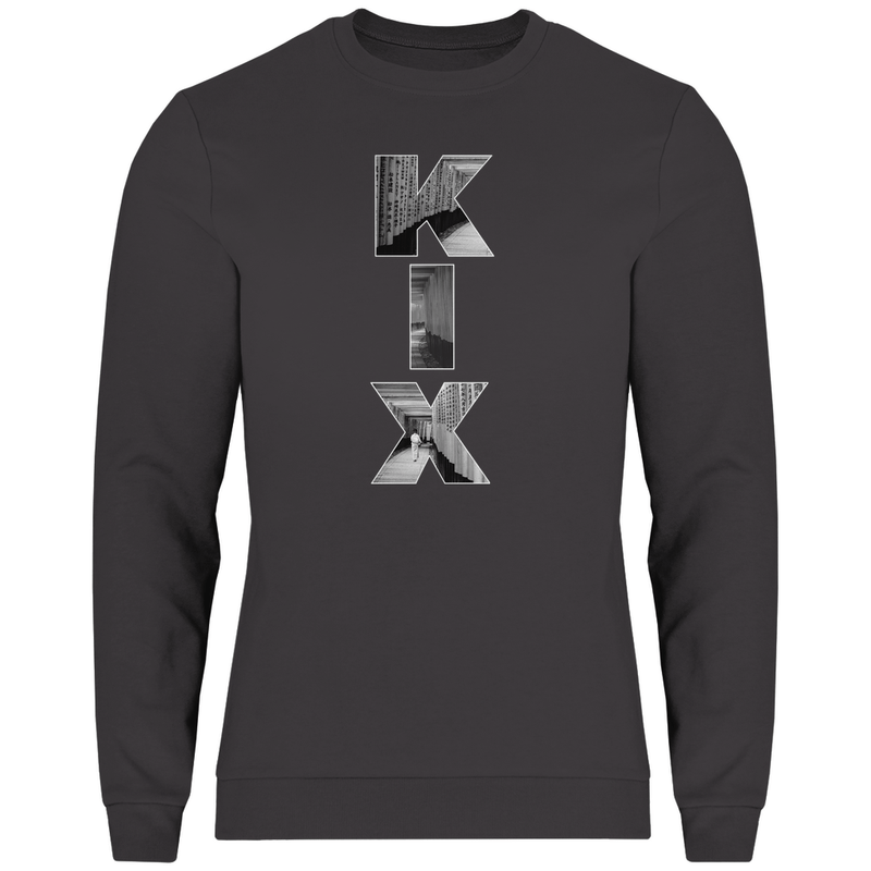 Dunkelgraues Shirt mit drei Buchstaben des Flughafencode. Overlay der Buchstaben ein Bild in schwarz/weiß von Kyoto.