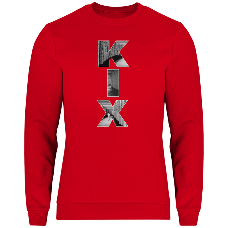 Intensiv rotes Shirt mit drei Buchstaben des Flughafencode. Overlay der Buchstaben ein Bild in schwarz/weiß von Kyoto.