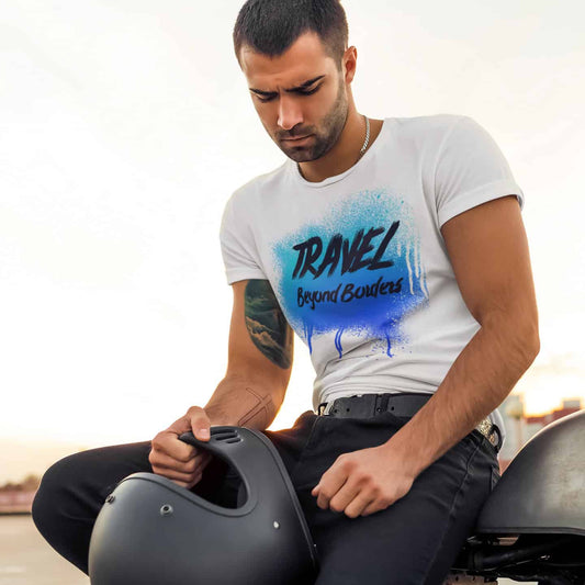 Junger Mann sitzt auf einem Motorrad. In der Hand schwarzen Helm. Weißes T-Shirt mit Street-Art Design / Spray-Effekt in blau