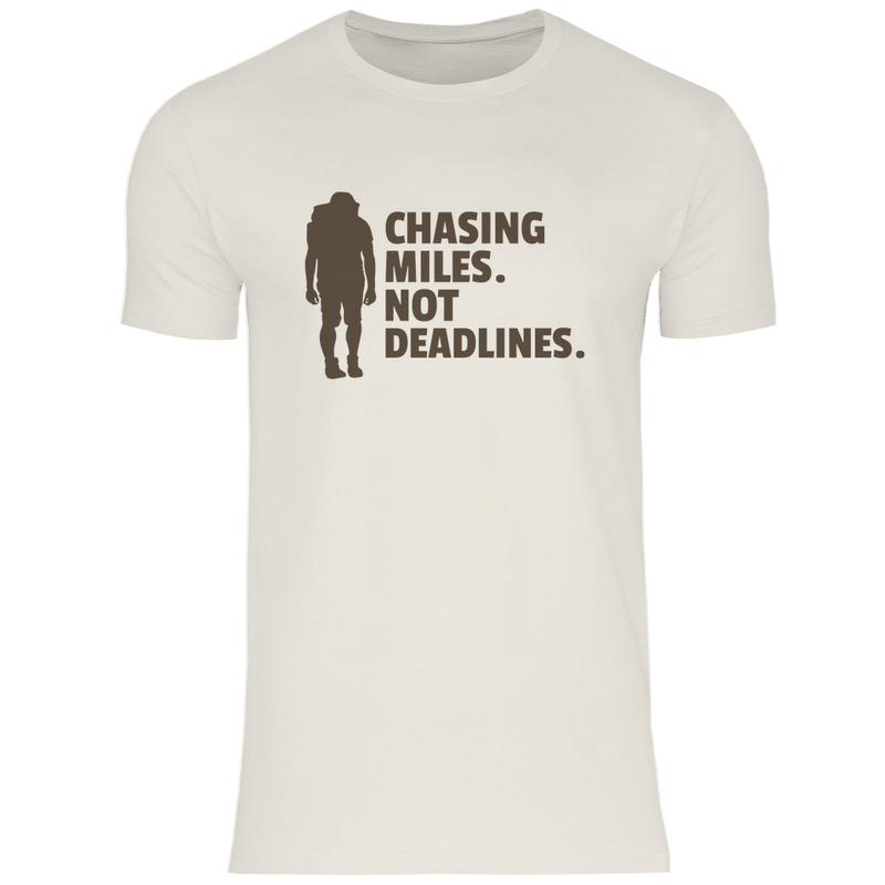 Herren T-Shirt in Natural mit CHASING MILES NOT DEADLINES Print. Fernweh zum Anziehen mit travelPrint4U.de