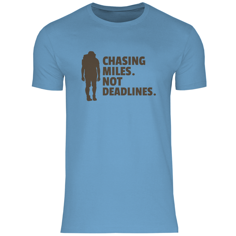Herren T-Shirt in Sky Blue mit CHASING MILES NOT DEADLINES Print. Fernweh zum Anziehen mit travelPrint4U.de